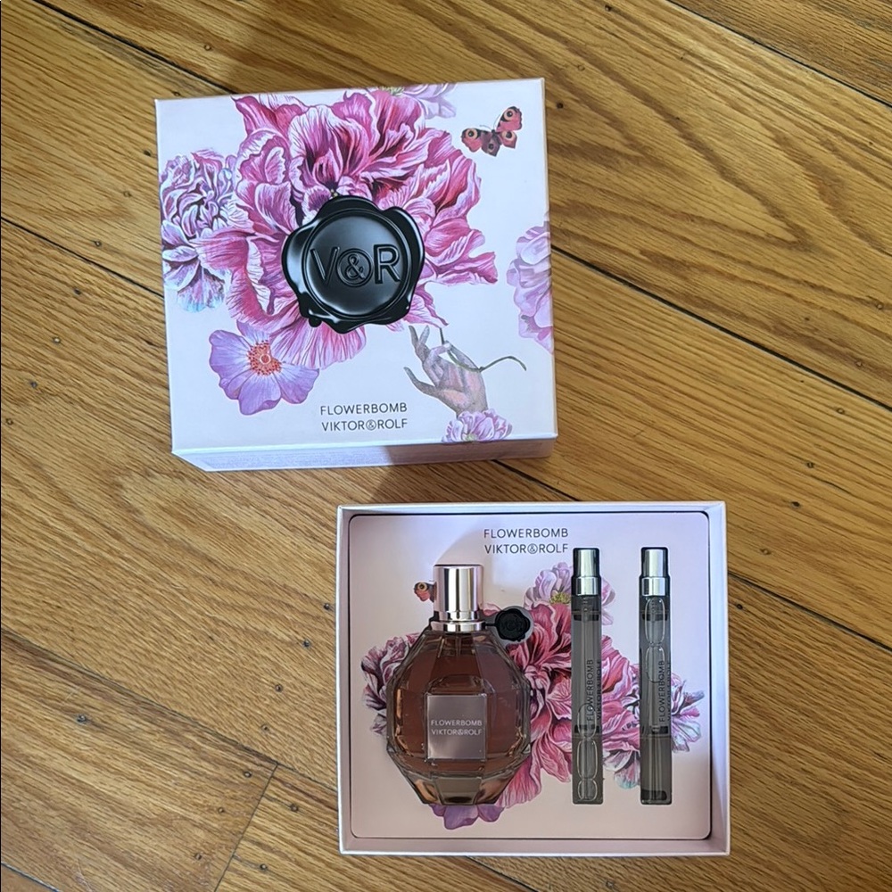 Viktor & Rolf Flowerbomb Set - Full Size and Two Travel Sprays